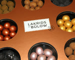 Geschenkbox mit gemischten Lakritz-Schokolade-Kugeln von Lakrids by Bülow - Nahaufnahme