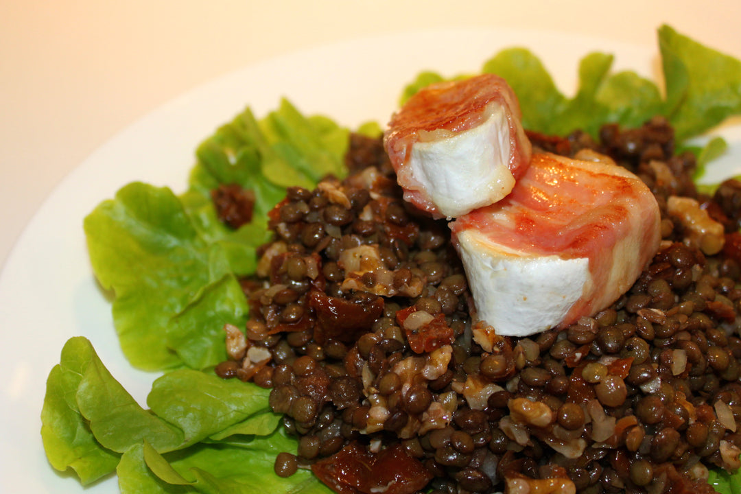 Rezept: Feiner „du Puy“-Linsensalat mit Ziegenkäse-Talern im Speckmantel