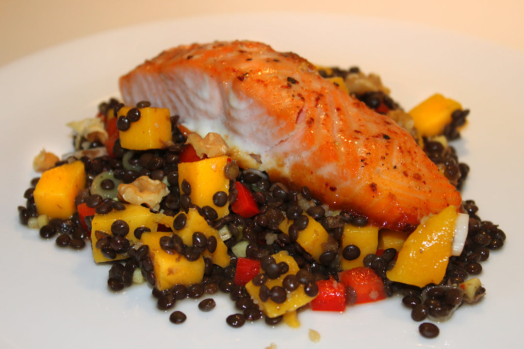 Rezept: Lachsfilet mit scharfer Honigmarinade auf Beluga-Linsensalat