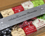 Dunkle und helle Schoko-Pralinen mit Haselnüssen, Pistazien und Amaretti von Antica Torroneria Piemontese - Nahaufnahme mit Haselnüssen, Pistazien und Amaretti - Nahaufnahme