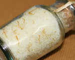 Fleur de Sel  mit Safranfäden von Quai Sud - Nahaufnahme
