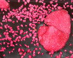 Dunkle Schokolade mit kandierten Rosenblütenblättern von Tafelgut - Nahaufnahme